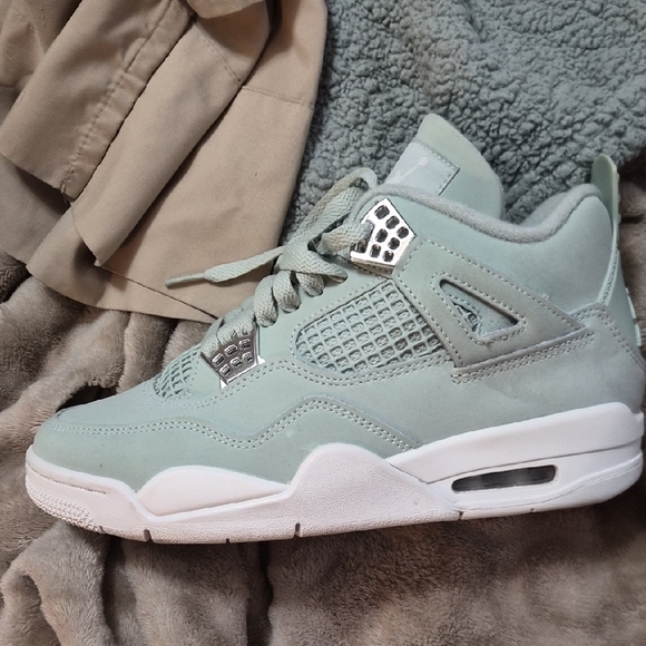 Jordan Athletic Shoes in Light Gray and Mint - Picture 4 of 6